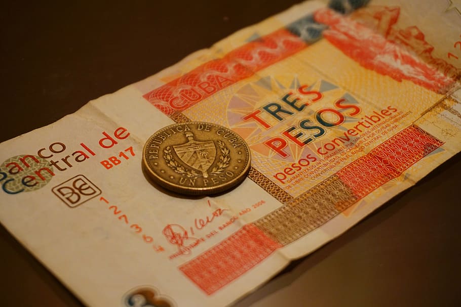 丸い銀色のコイン, トレスペソ紙幣, キューバ, お金, ペソ, ドル紙幣, 紙幣, 通貨, コイン, スタジオショット