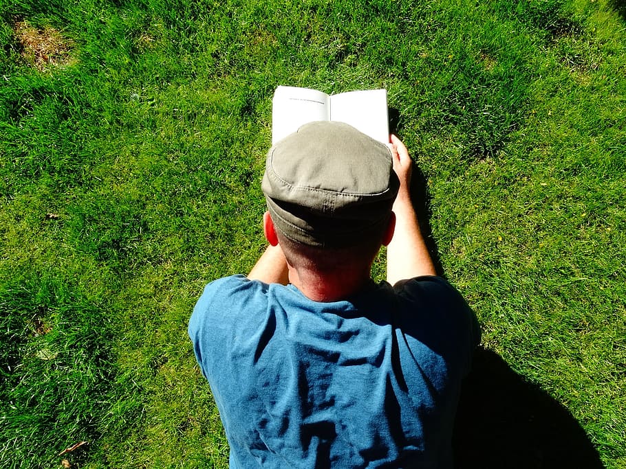 hombre, acostado, verde, hierba, libro de lectura, durante el día, leer, libro, libros, relajarse