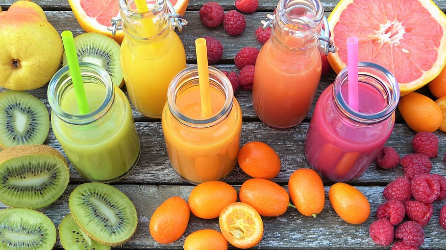 cinco, claro, recipientes de vidro, cheios, variados, sucos de frutas, smoothies, frutas, coloridas, vitaminas