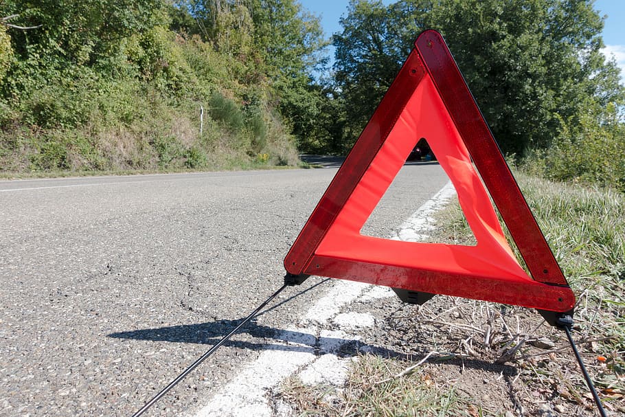 digunakan, segitiga, merah, tanda jalan bahaya kendaraan, kerusakan, peringatan segitiga, kerusakan mobil, aspal, berani, mobil