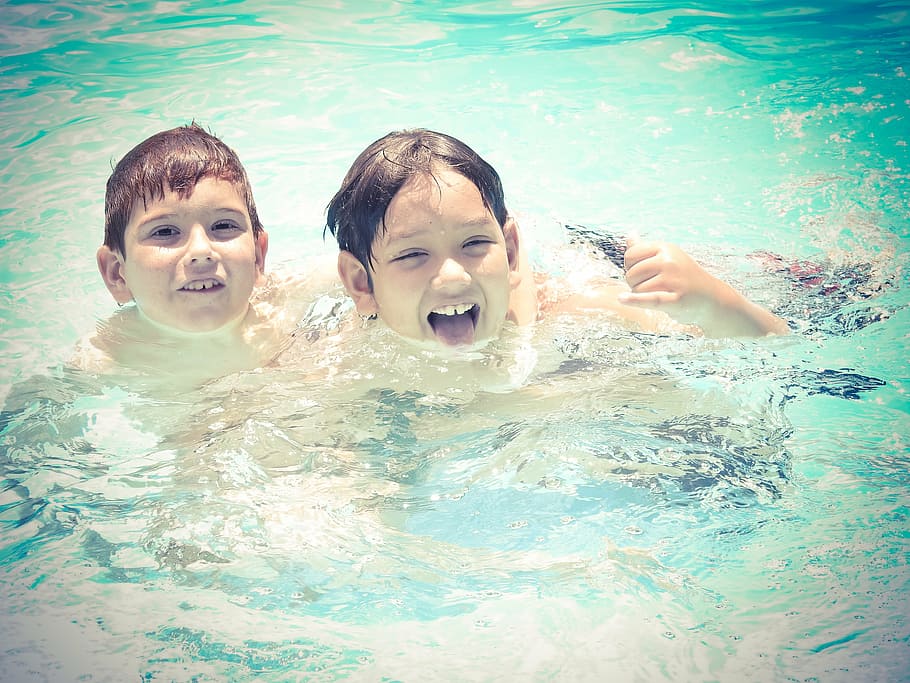 dois, meninos, corpo, foto da água, dia, crianças, piscina, diversão, verão, criança brincando