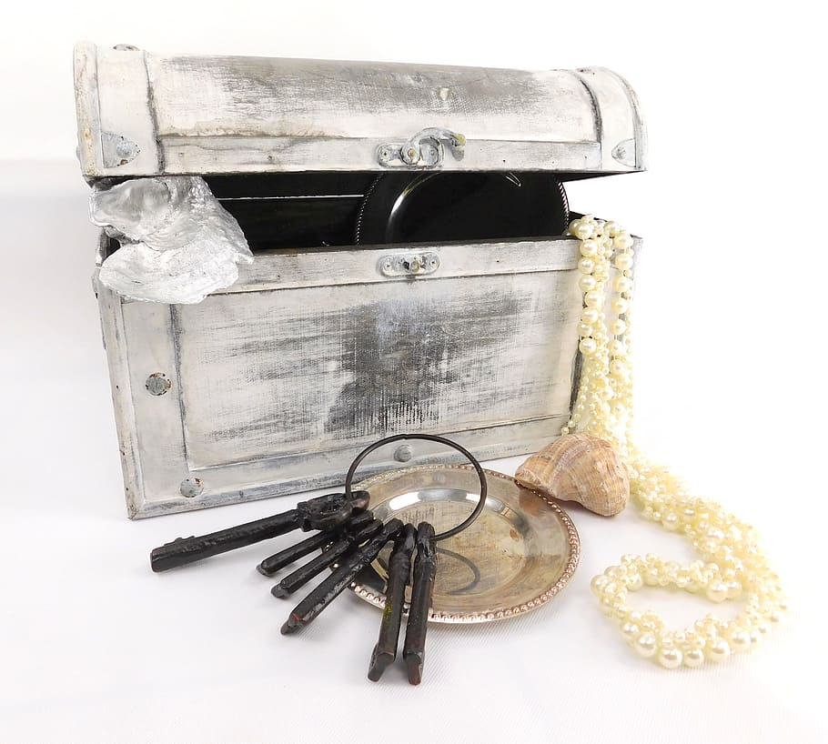treasure chest, key, box, container, studio shot, white background, indoors, still life, close-up, jewelry