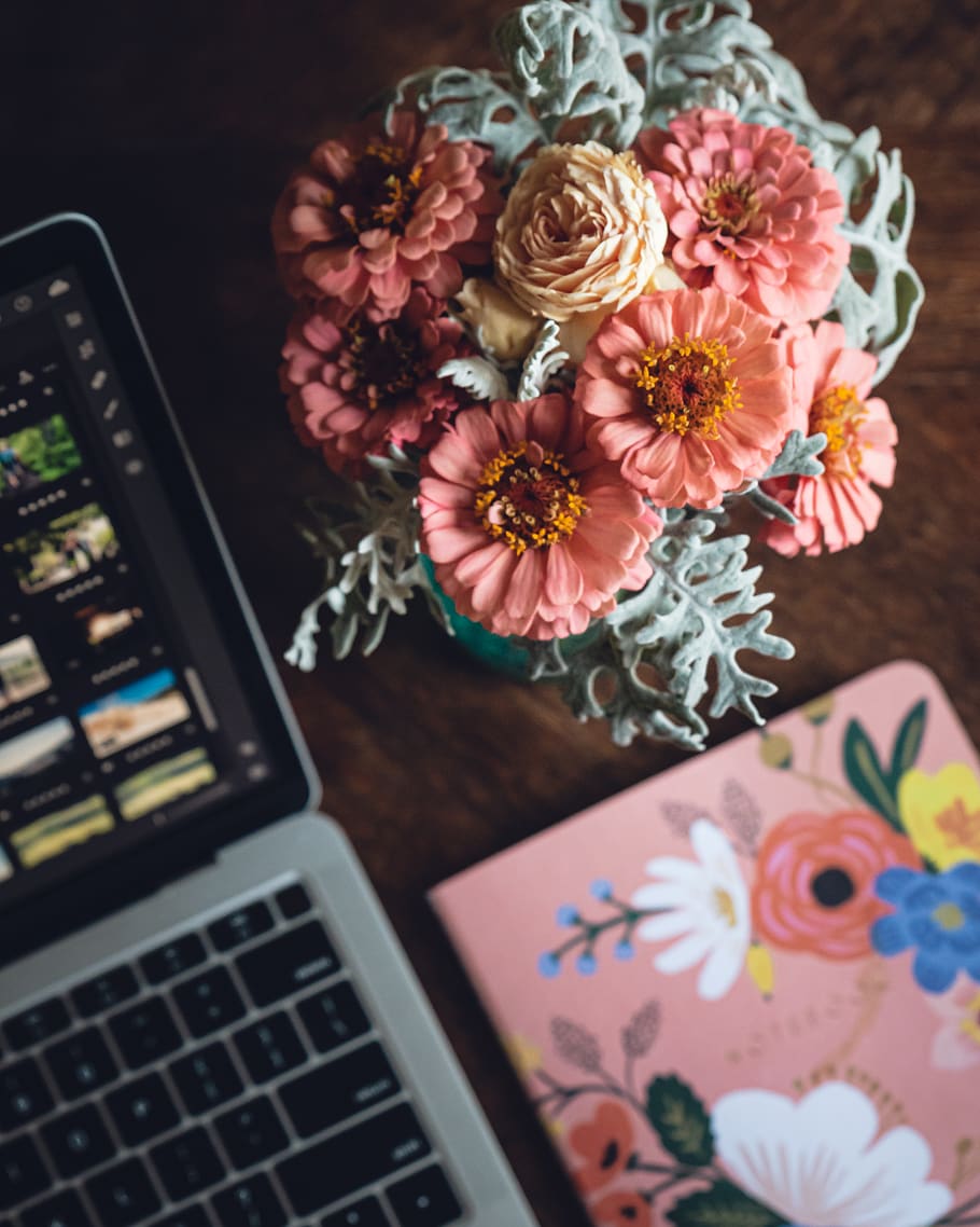 laptop, escrivaninha, flores, mesa, buquê, fresco, decoração, caderno, teclado, tela