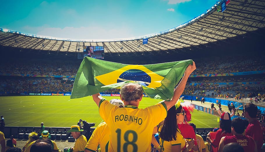 fotografia, homem, levantando, bandeira, Brasil, estádio esportivo, pessoas, multidão, esporte, estádio