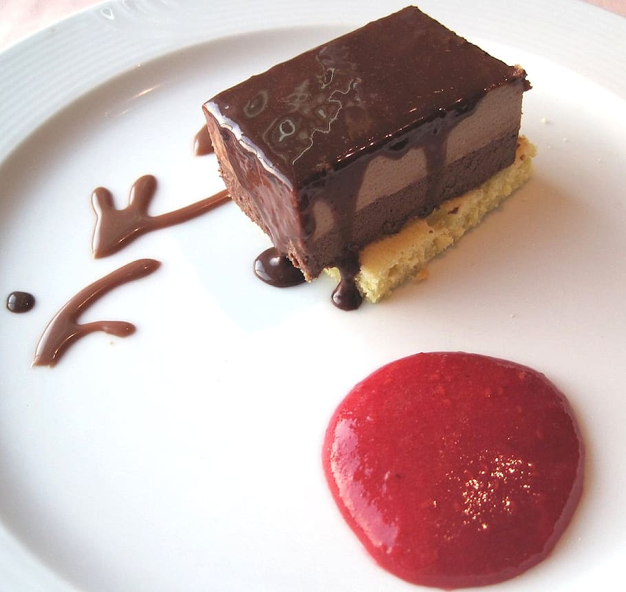 chocolate mousse cake, raspberry sauce, chocolate, food, sweet food, sweet, dessert, food and drink, unhealthy eating, plate