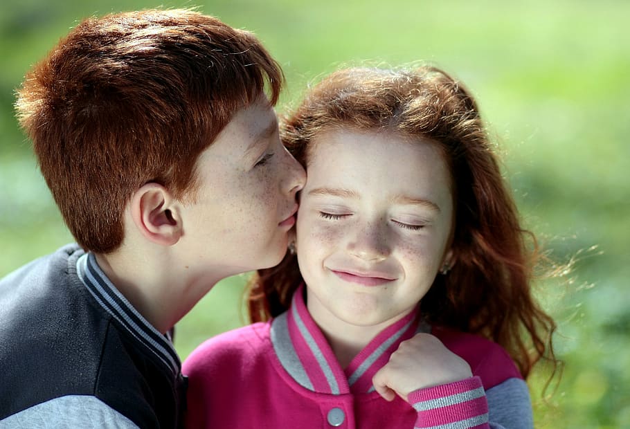 boy, kissing, girl, shallow, focus photography, brother, sister, red hair, freckles, kiss