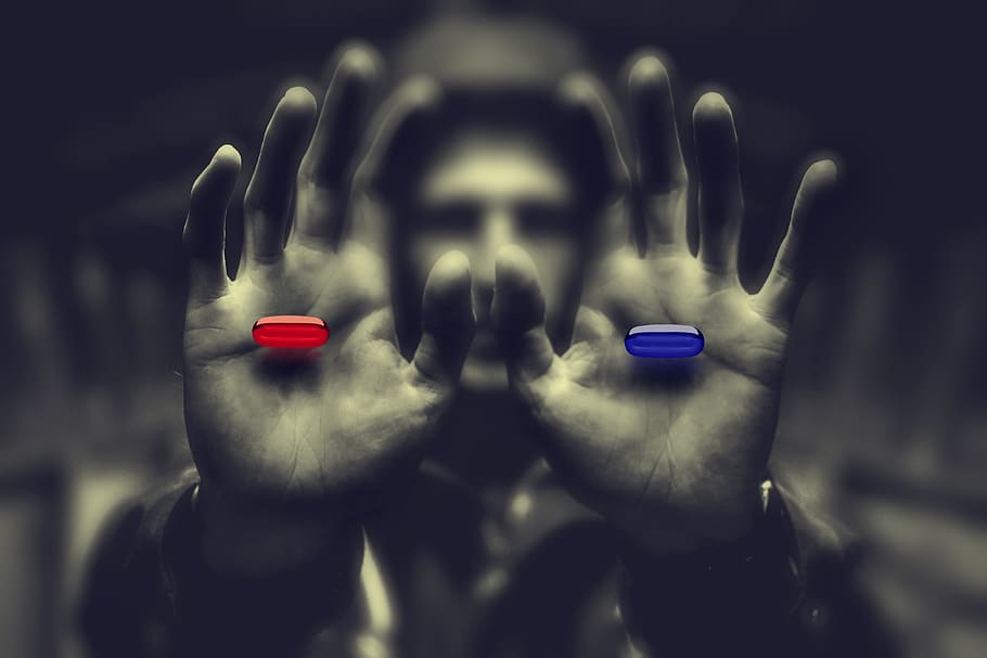 manusia, memegang, merah, biru, pil, desktop, orang, tangan, closeup, blur