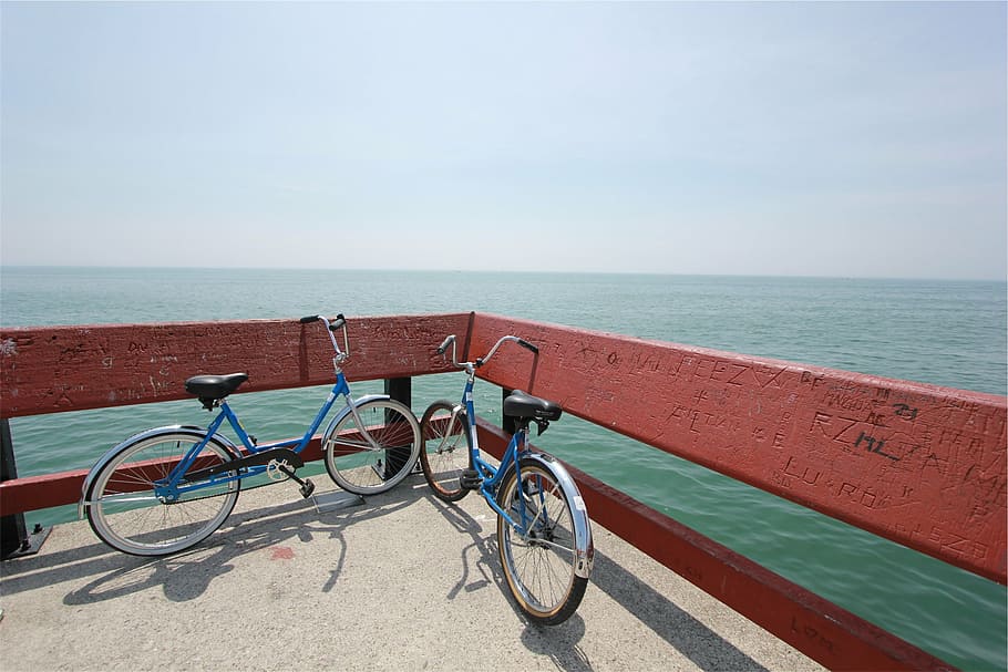 dos, bicicletas de crucero, estacionado, al lado, de madera, cerca, con vistas, cuerpo, agua, primer plano