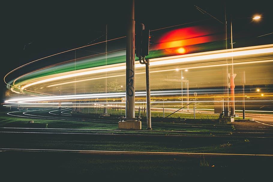 foto de lapso de tiempo, blanco, verde, edificio, al aire libre, ferrocarril, oscuro, noche, tráfico, luz