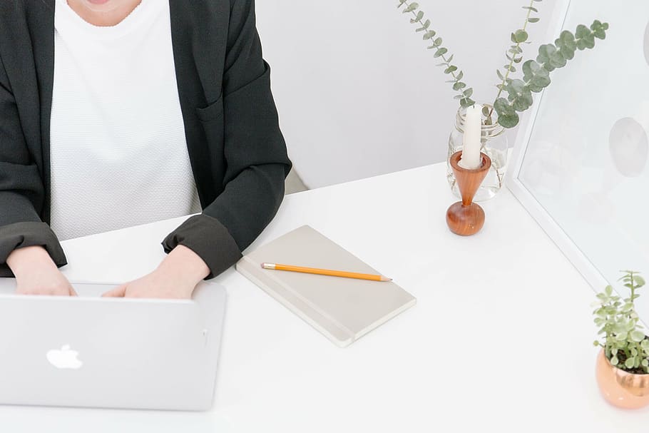 persona, usando, macbook, pro, mesa, mujer, frente, trabajando, escribiendo, computadora portátil