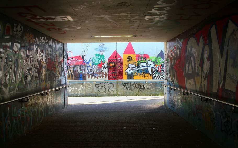 Graffiti, paso subterráneo, sombra, interior, estructura construida, multicolor, arquitectura, día, arte y artesanía, función de construcción de muros