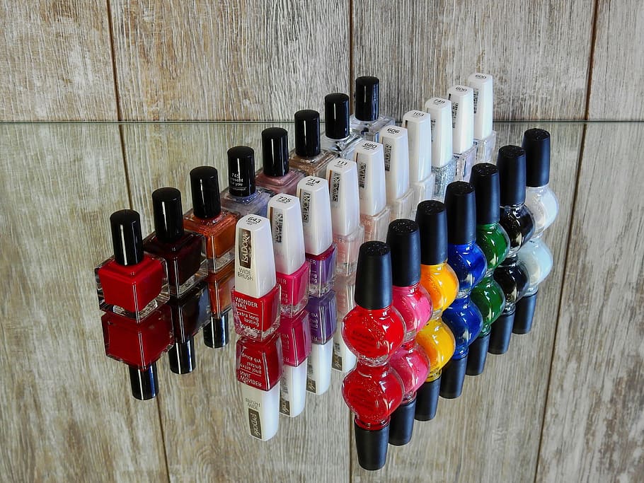 botellas de laca de colores variados, esmalte de uñas, uñas, manicura, pintura, moda, diseño de uñas, cosméticos, color, madera - material
