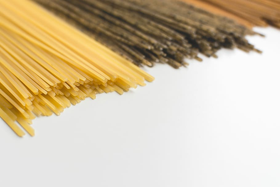 spaghetti tricolora, Spaghetti, latar belakang putih, pasta, kuning, close-up, tidak ada Orang, peralatan, suntikan studio, makanan Italia