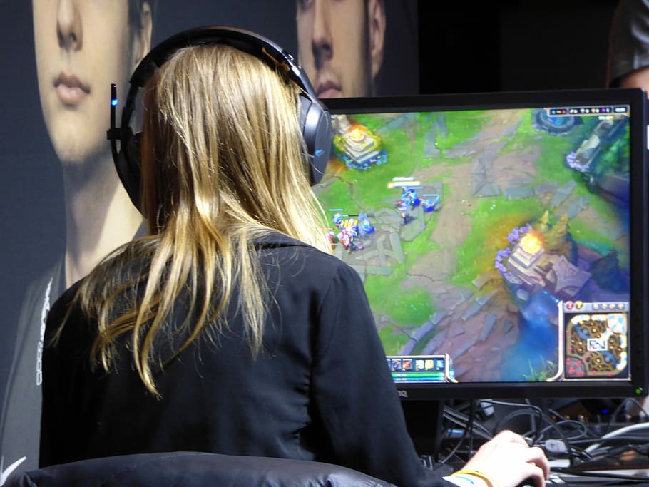 mulher, vestindo, preto, longo, manga, topo, frente, computador, monitor, jogando