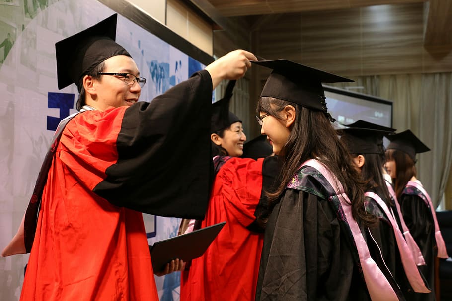 hombre, rojo, negro, toga de graduación, dar, certificado, niña, Estudiante universitario, China, Retrato