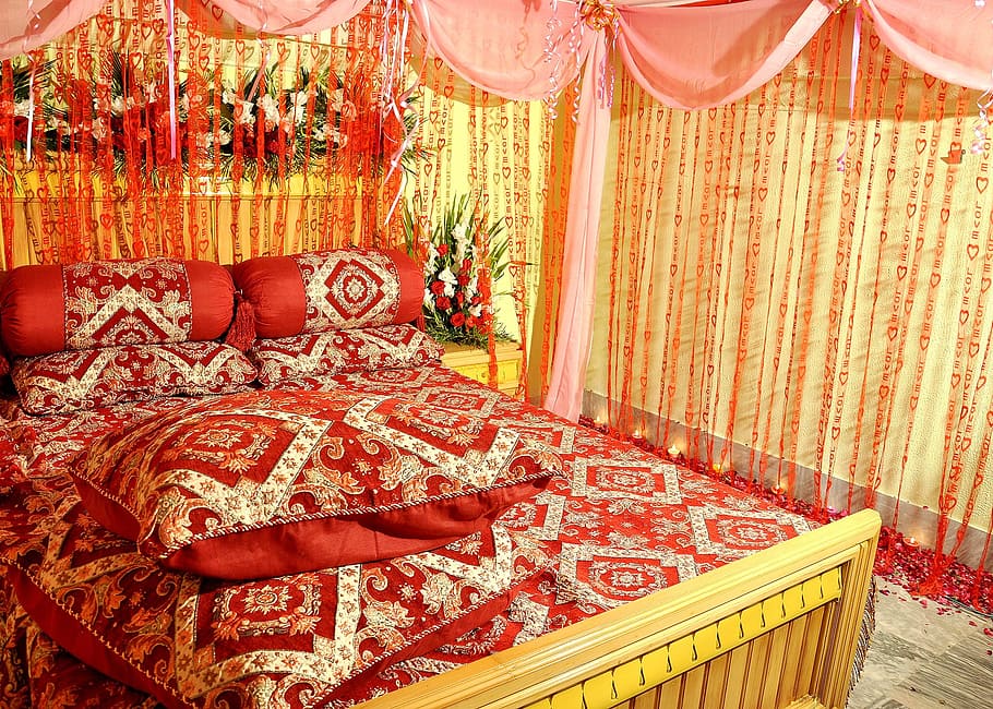 brown, wooden, bed frame, mattress, bridal suite, bedroom, sleeping room, bed, suite, hotel
