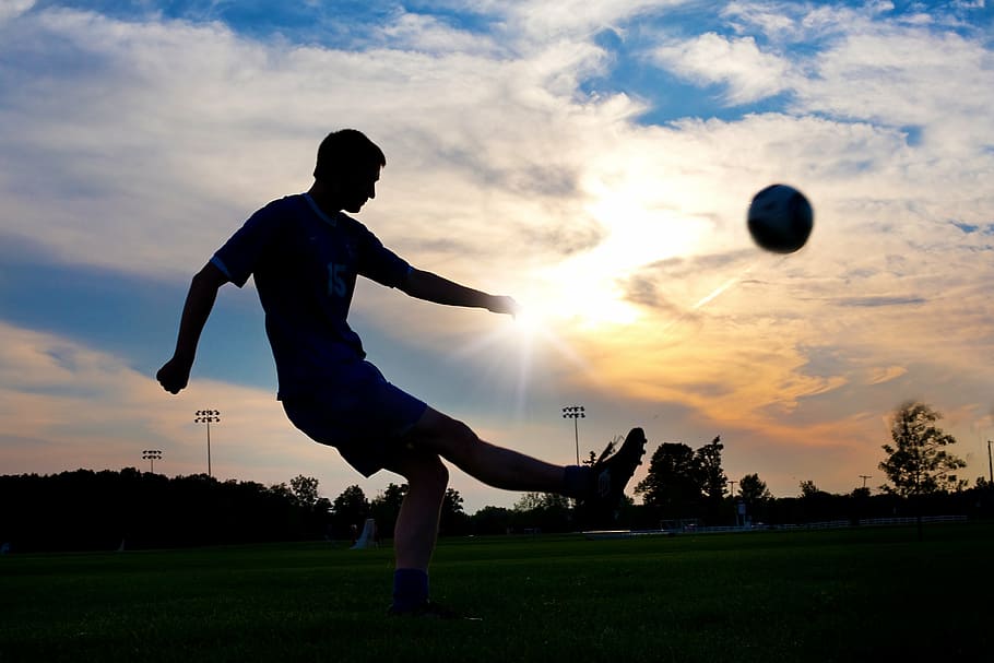 fotografía de silueta, hombre, patadas, pelota, fútbol, ​​puesta de sol, deporte, jugador, ​​jugar, deportes