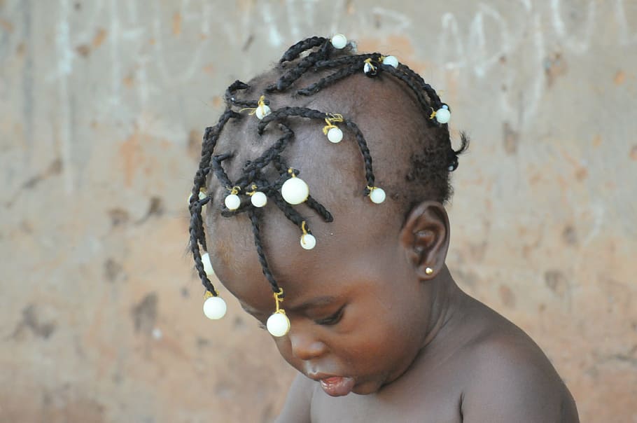 criança, cabelo africano, preto, guiné, ilha bubaque, sozinho, cultura, etnia, tribo, infância