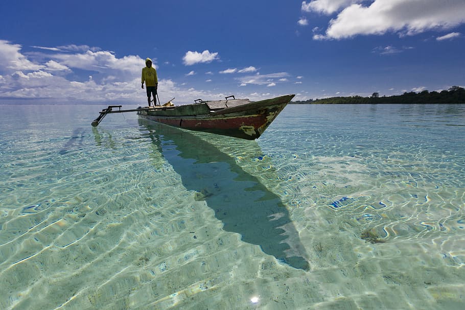 Hombre, de pie, barco, claro, cuerpo, agua, paisaje, Indonesia, Halmahera, Islas Widi