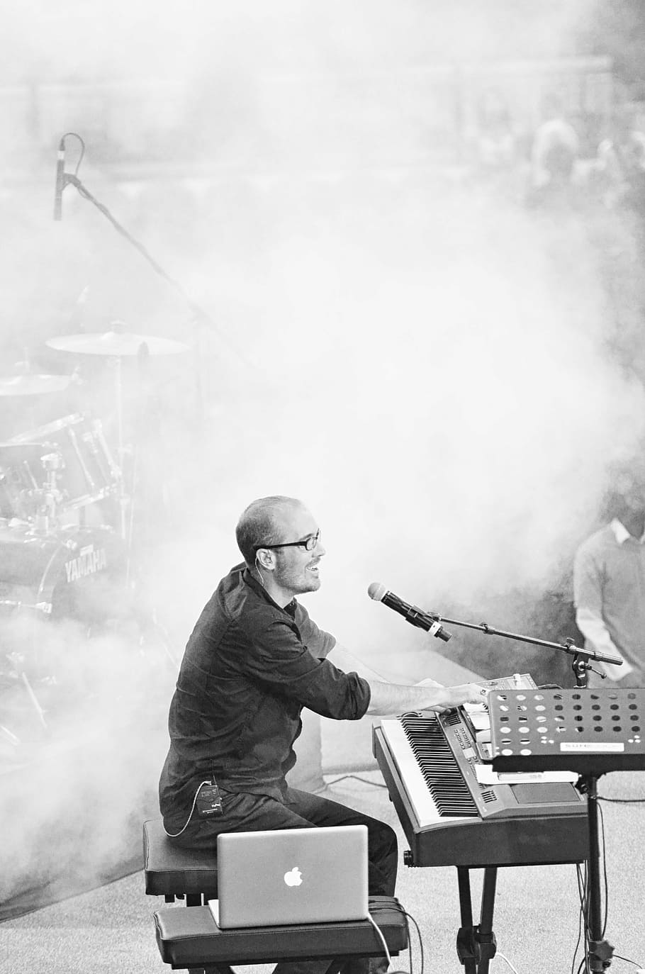 foto em escala de cinza, homem, cantando, tocando, eletrônico, teclado, música, teclados, músico, concerto