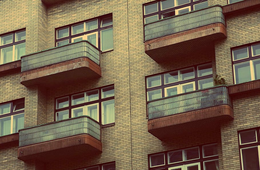 bajo, foto de ángulo, gris, concreto, edificio, marrón, apartamentos, condominios, pisos, balcones