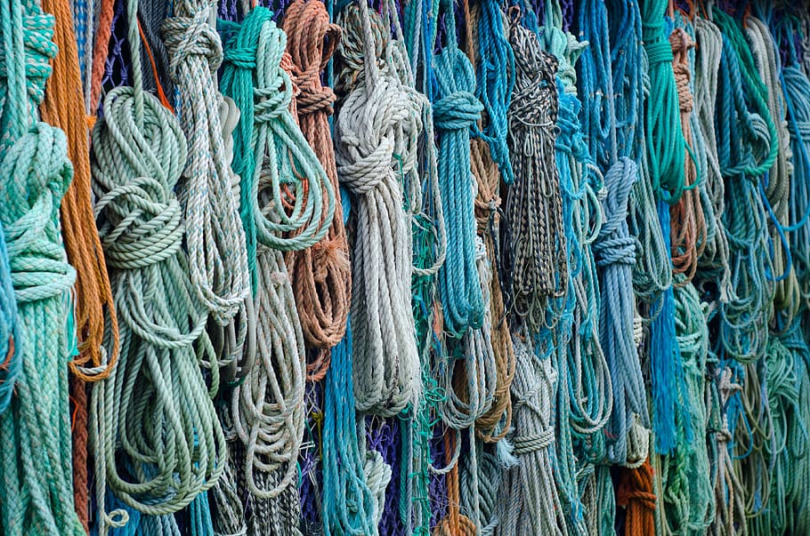 lote de cuerdas de colores variados, surtido, cuerdas, durante el día, nudos, fotograma completo, fondos, red de pesca, sin personas, multicolores