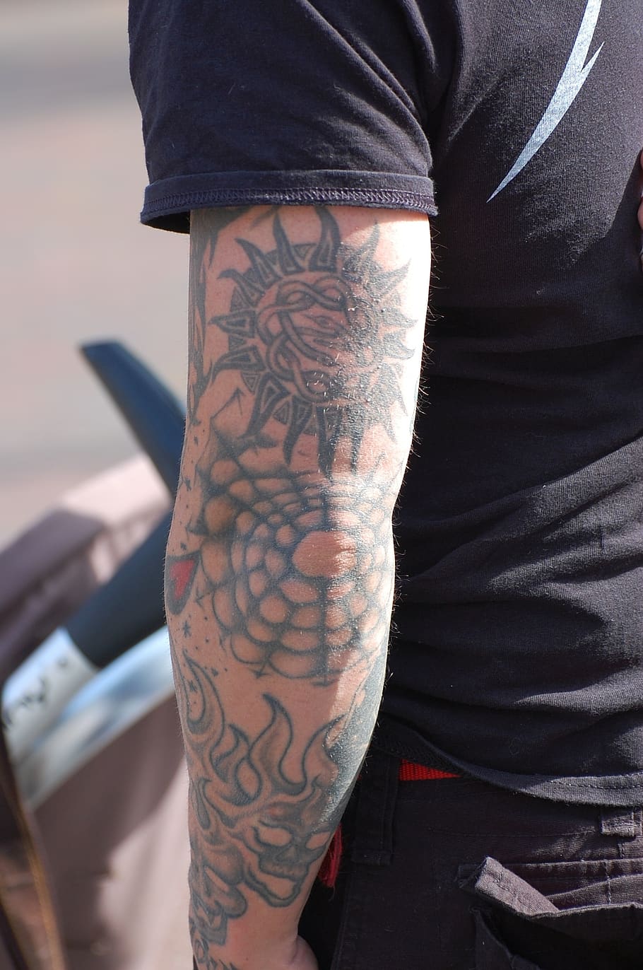 tatuaje, brazo, oscuro, hombre, una persona, estilos de vida, sección media, personas reales, parte del cuerpo humano, mano humana