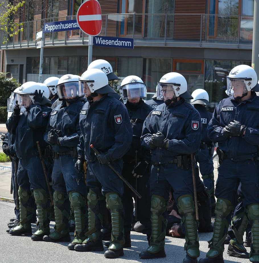 homens da polícia, em pé, estrada, dia, polícia, hamburgo, 1 de maio, comício, museu do trabalho, combativo