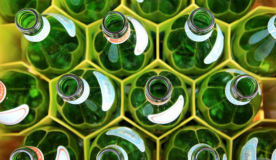 fotografia de vista superior, verde, garrafas de vidro, vidro, garrafas, favo de mel, bandeja, bebida, vazio, garrafa