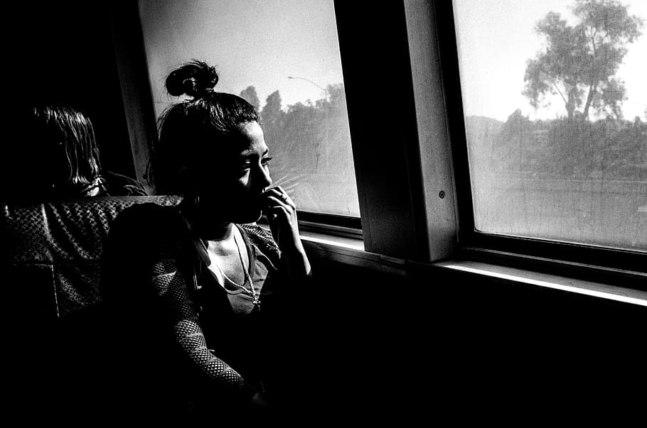 BART, 2016, escala, fotografia, mulher, sentado, ao lado, janela, dentro de casa, material de vidro