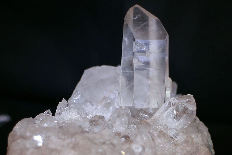 clear gemstone fragments, rock crystal, crystal, crystal quartz, quartz, pure quartz, mineral, transparent, clear, reflexes