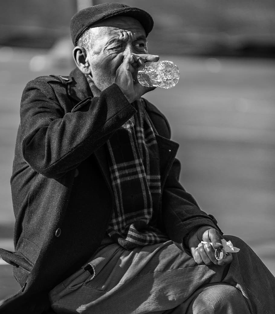 Foto en escala de grises, hombre bebiendo, botella de agua, negro, blanco negro, viejo, hombre, padre, papá, persona