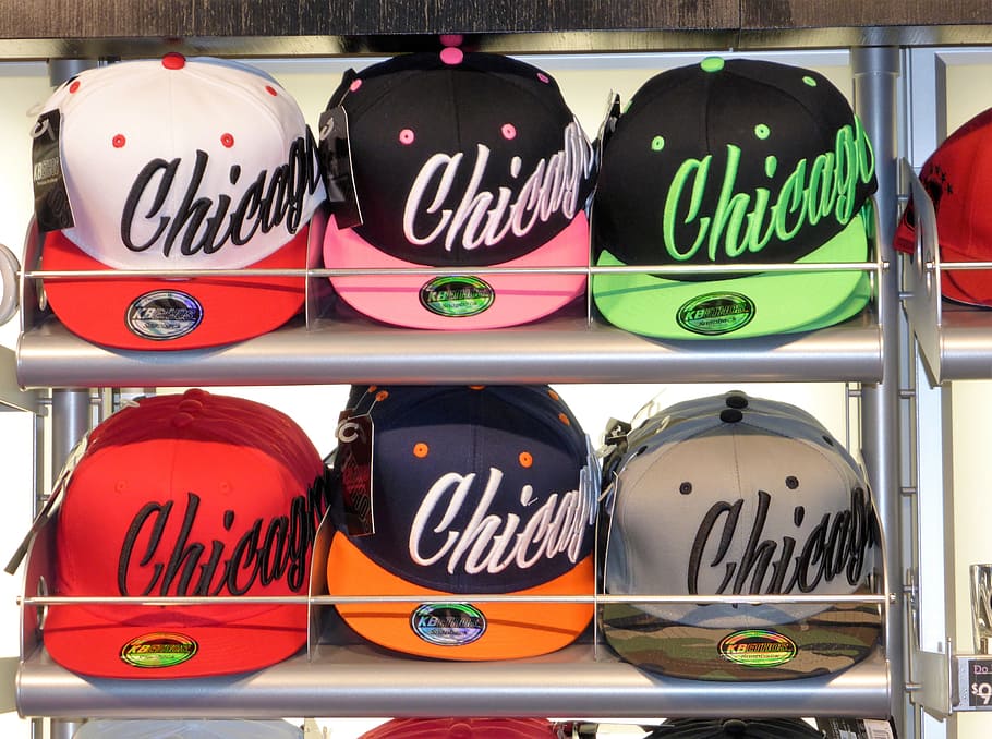 gorras de colores variados, ropa, mascotas, Chicago, turismo, tienda de souvenirs, tienda, estante, variación, en una fila