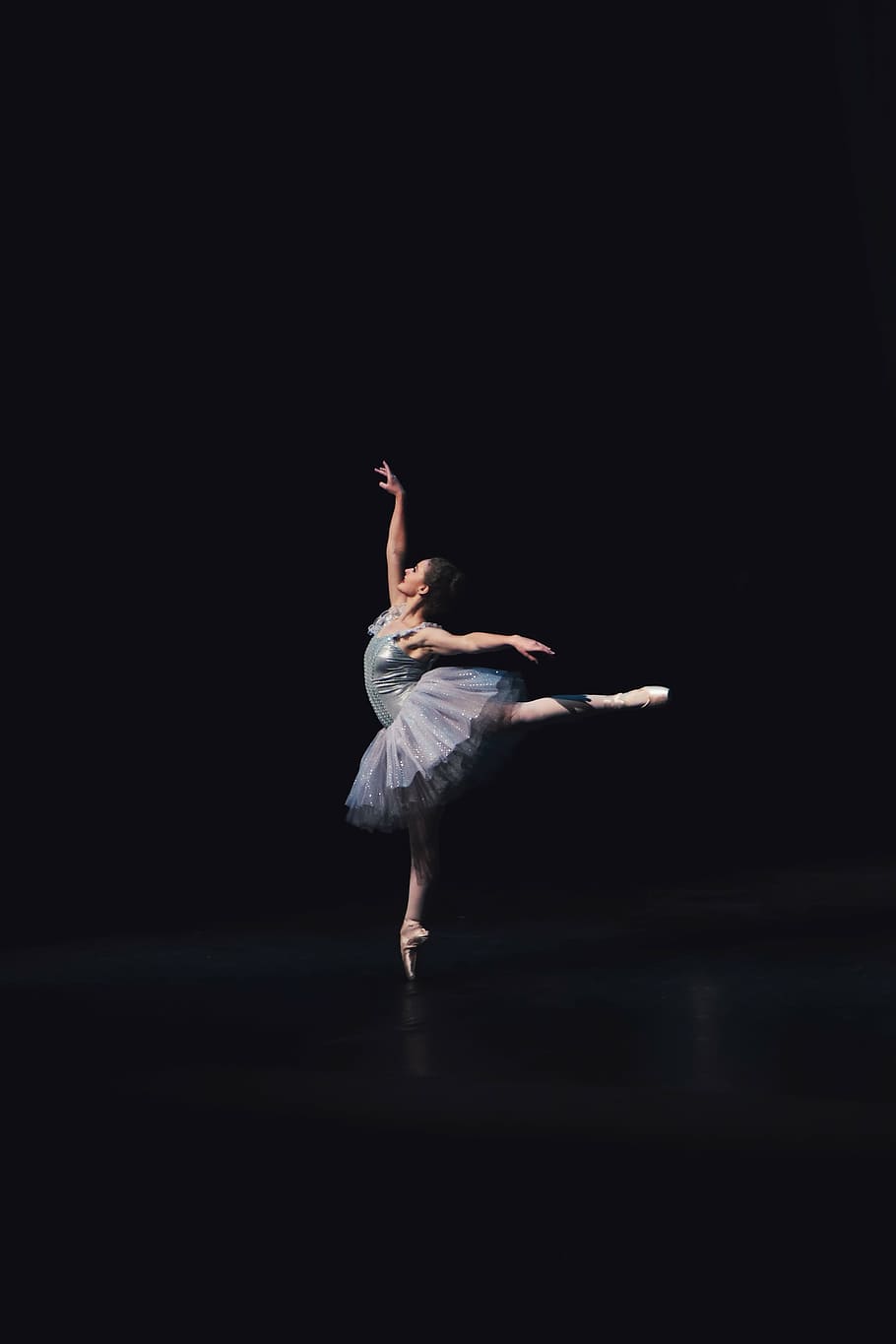 балерина танцует в помещении, балет, танец, люди, девушка, балерина, талант, танцы, темно, сцена