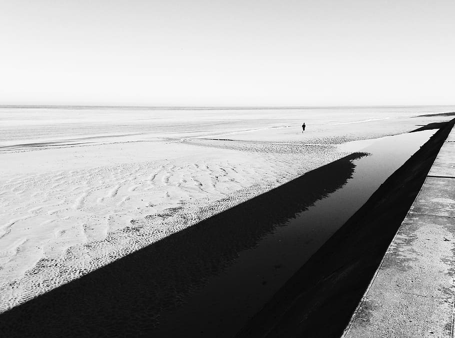 fotografia em escala de cinza, pessoa, em pé, costa, canal, neve, sozinho, solitário, inverno, água