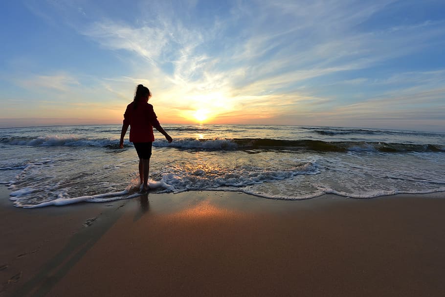 mujer, caminar, arena, hacia, mar, puesta de sol, impresión, recuerdos vacaciones, la niña y el mar, océano