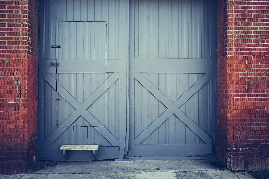 gris woodendoor, desenfoque, puerta, cerrado, portón, paso, rojo, ladrillos, pared de ladrillo, estructura construida