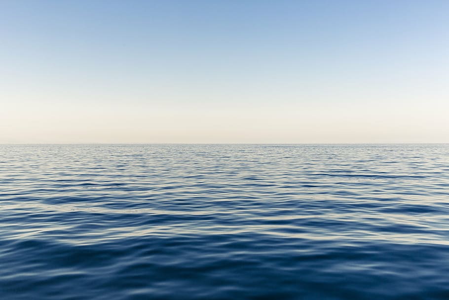 calma, azul, cuerpo, agua, durante el día, foto, océano, mar, horizonte, cielo