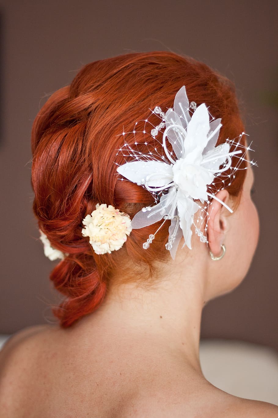 wanita, mengenakan, putih, bunga, aksesori rambut, anting-anting hoop berwarna perak, pernikahan, gaya rambut, jahe, berambut merah
