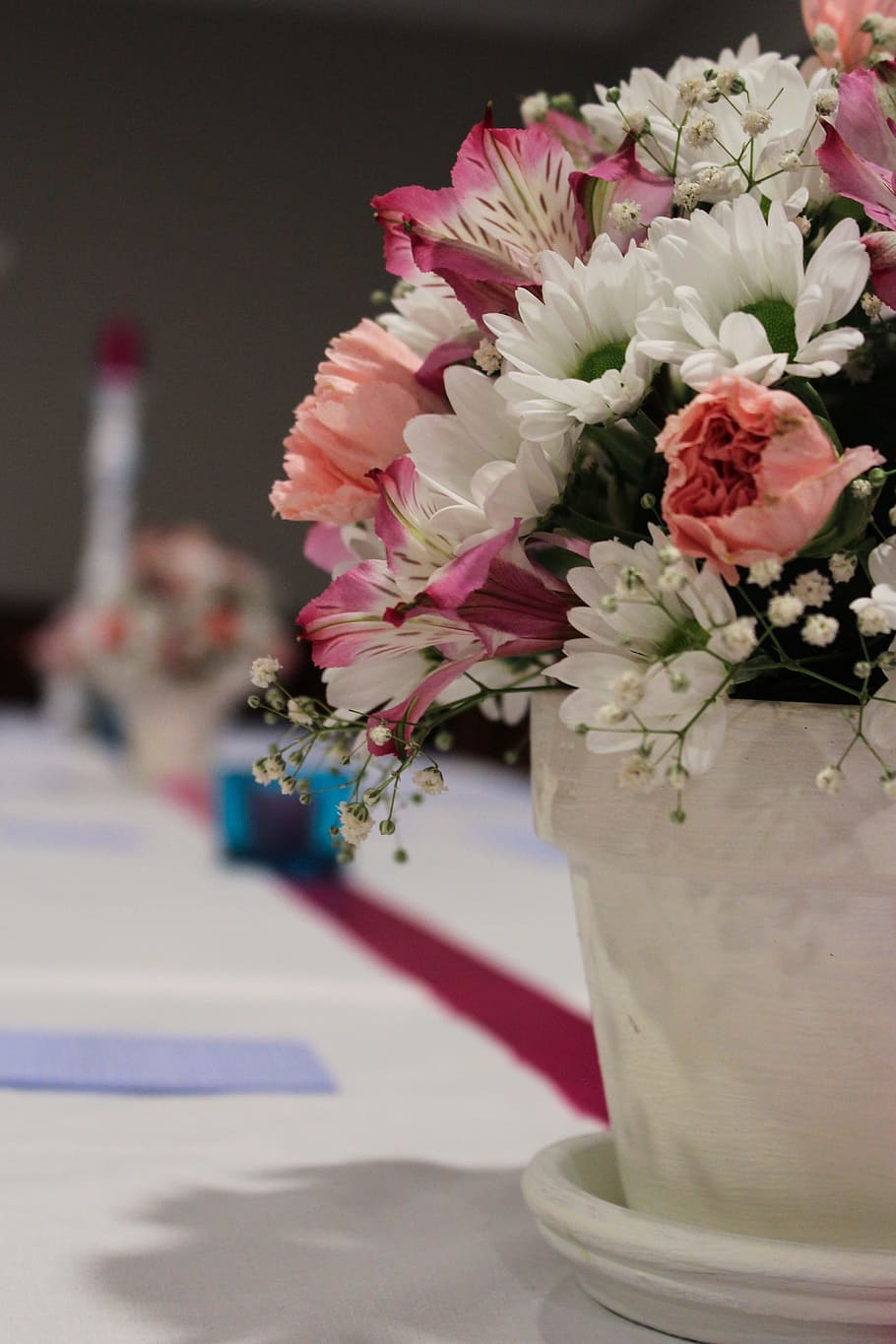 putih, pink, oranye, ibu, lily Peru, napas bayi, bunga, vas, fokus selektif, fotografi