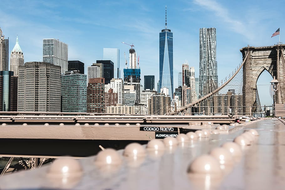 灰色のコンクリートの建物, ニューヨーク, マンハッタン, 吊り橋, 橋, 鋼橋, スカイライン, 金属棒, 建築, 鉄骨構造