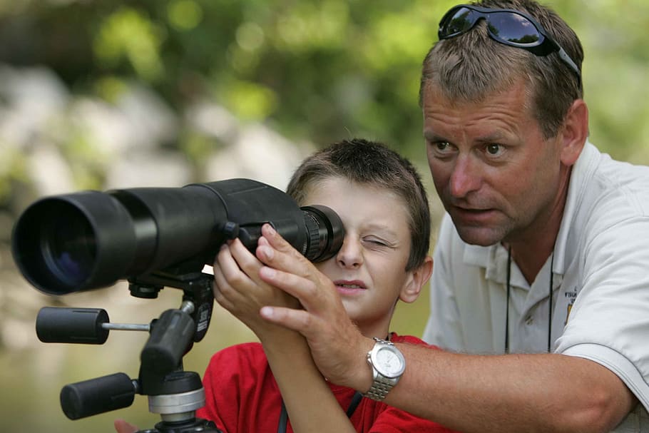 hombre, chico, usando, telescopio, mira, más cerca, alcance, manchado, enfoque, hijo