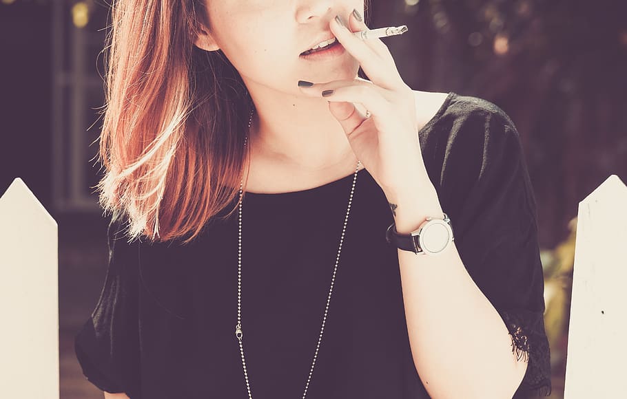 girl, woman, smoking, cigarette, people, lifestyle, one person, real people, front view, young adult