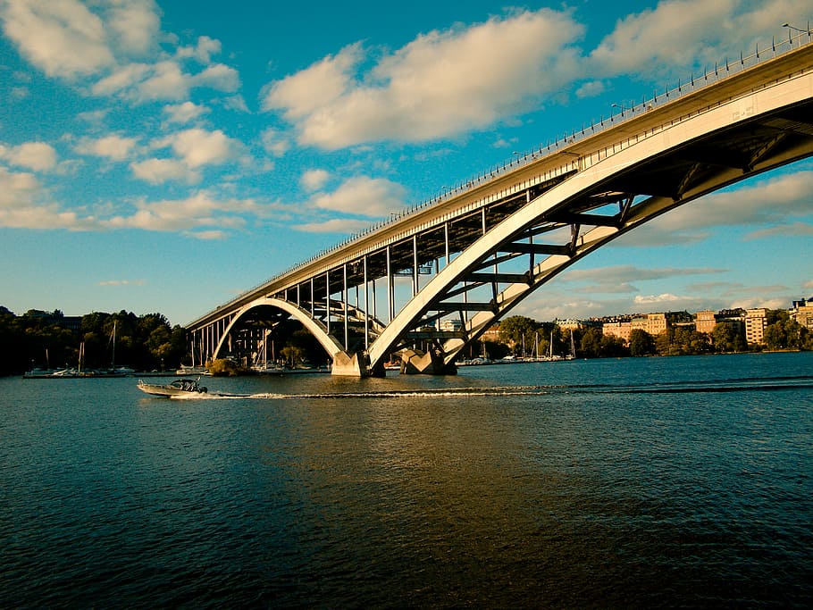 foto jembatan, rendah, sudut, fotografi, abu-abu, beton, jembatan, putih, langit, alam