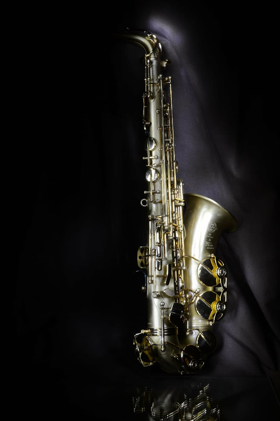 saxofón de latón, saxo, alto, jazz, instrumento musical, música, fondo negro, saxofón, metal, interiores