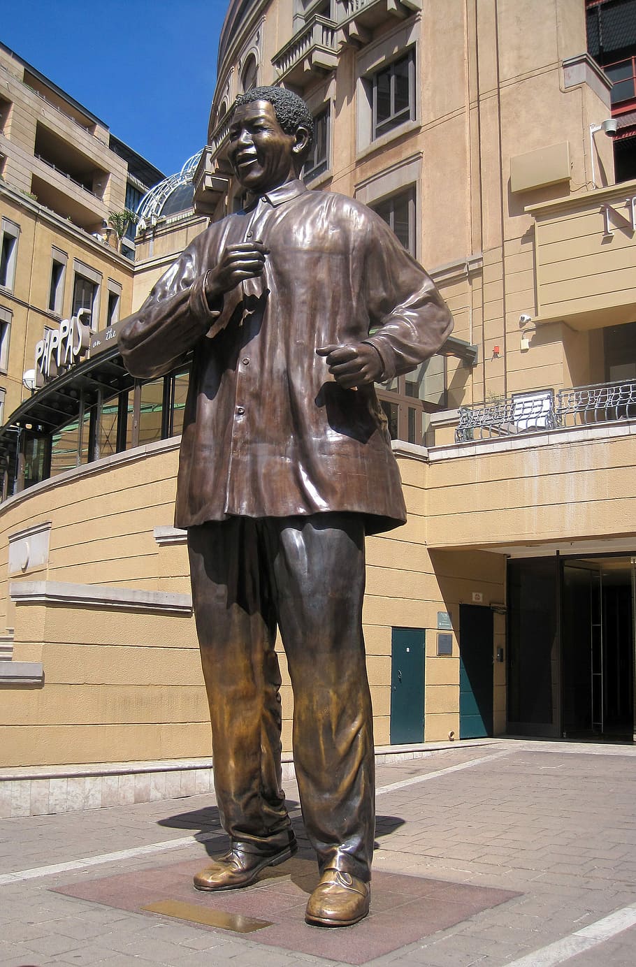 estatua de Nelson Mandela, Nelson Mandela, estatua, Plaza Nelson Mandela, Sandton, bronce, arte, icónico, arquitectura, ciudad