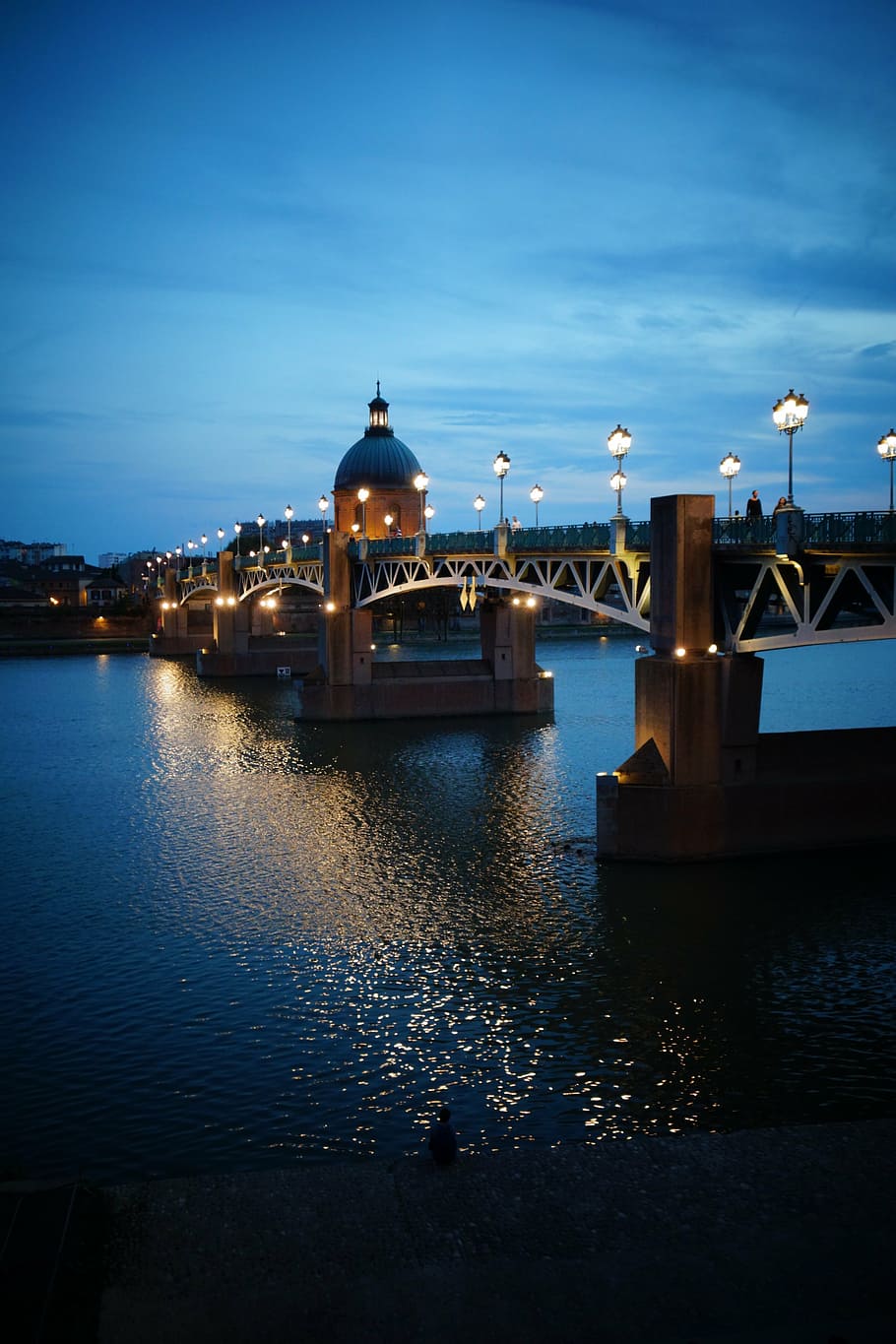 iluminado, puente, al lado, cúpula, toulouse, por la noche, luz, río, garona, arquitectura
