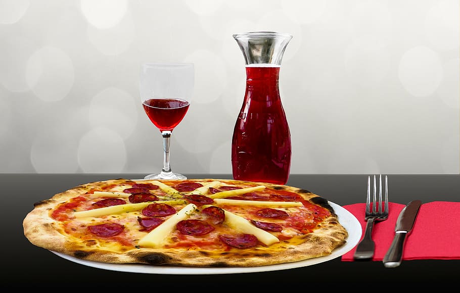 pizza, plate, wine glass, eat, drink, restaurant, wine, carafe, cutlery, knife