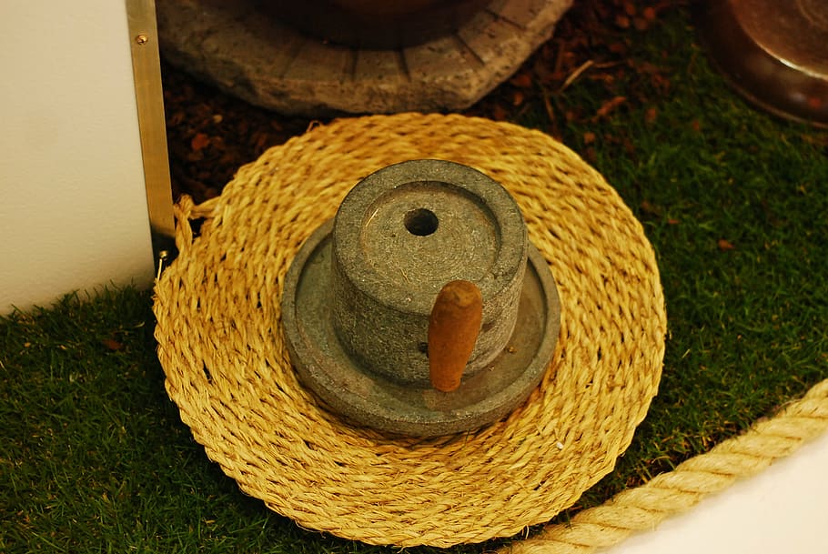 pedra de moer, república da coreia, tradicional, visão de alto ângulo, ninguém, chapéu, arte e artesanato, dia, natureza morta, chapéu de palha