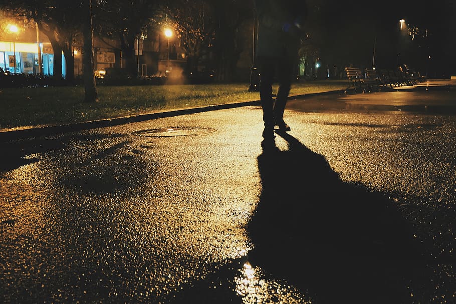manusia, berdiri, beton, jalan, malam hari, pejalan kaki, berjalan, bayangan, malam, trotoar